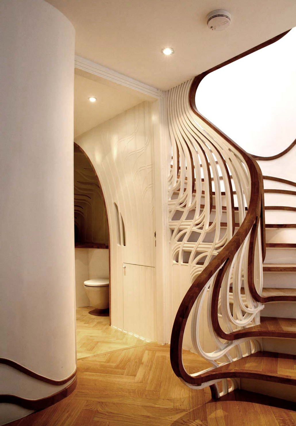 Лестница с плавными линиями в стиле модерн